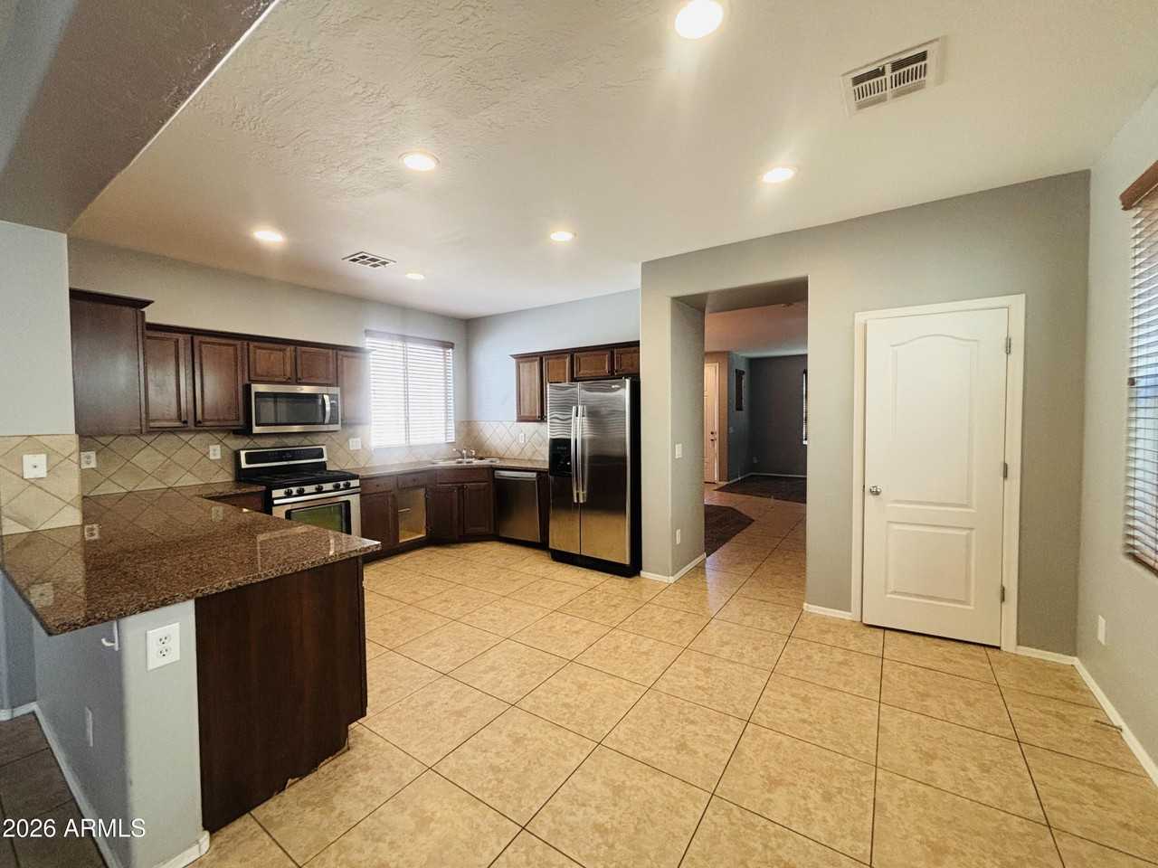 3262 E Oakland St - Photo 3 of 30