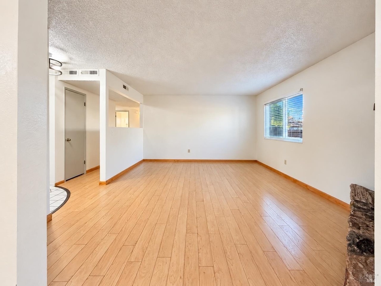 440 Washo Dr - Photo 4 of 15