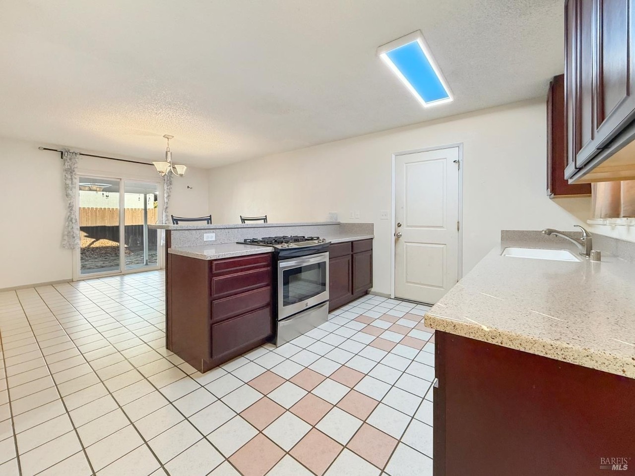 440 Washo Dr - Photo 5 of 15