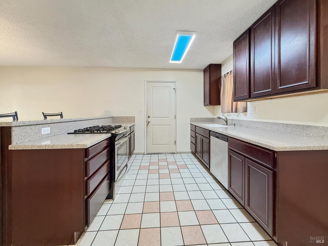 440 Washo Dr - Photo 6 of 15