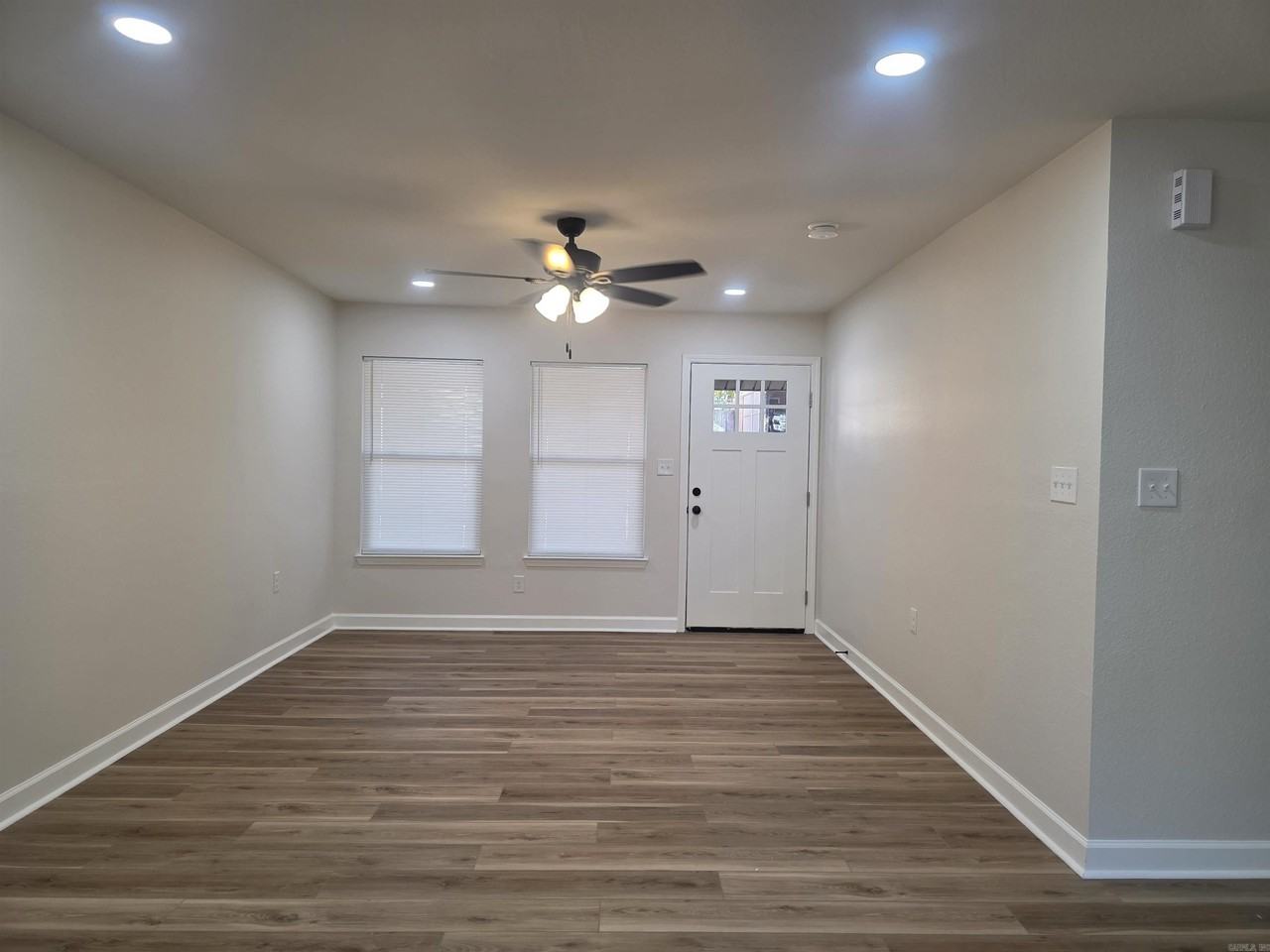 4705 N Locust St - Photo 3 of 27
