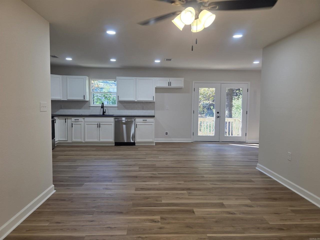 4705 N Locust St - Photo 4 of 27