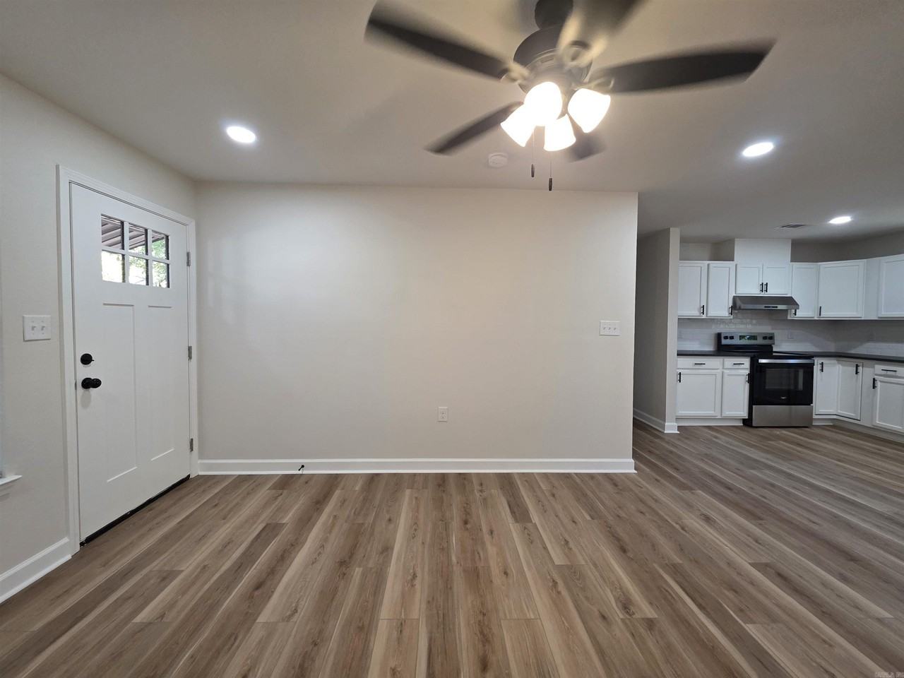 4705 N Locust St - Photo 5 of 27