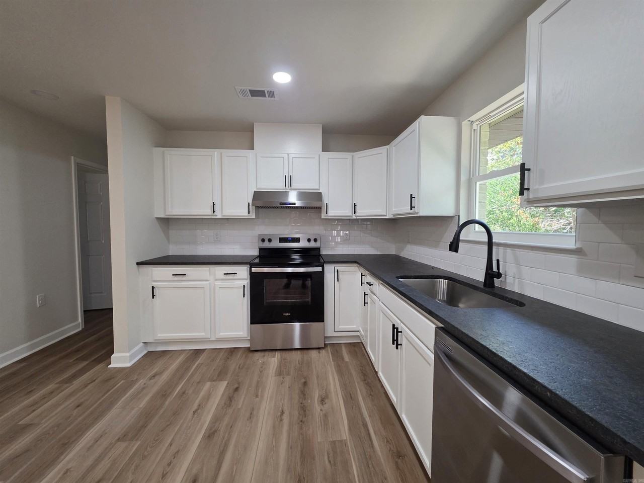 4705 N Locust St - Photo 7 of 27