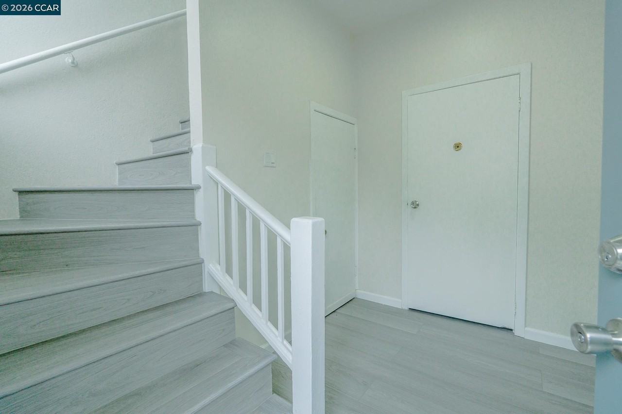 46 Laura St - Photo 5 of 33