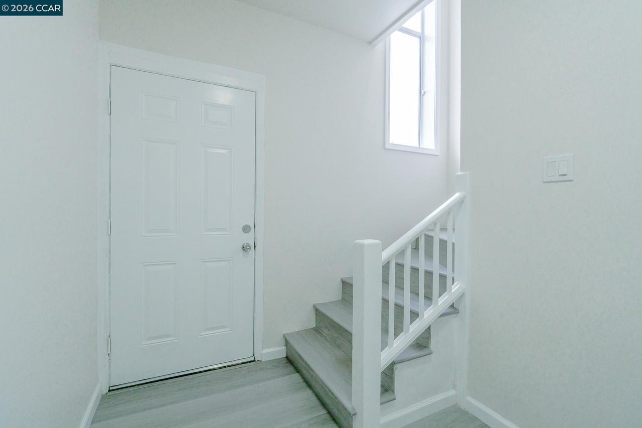 46 Laura St - Photo 6 of 33