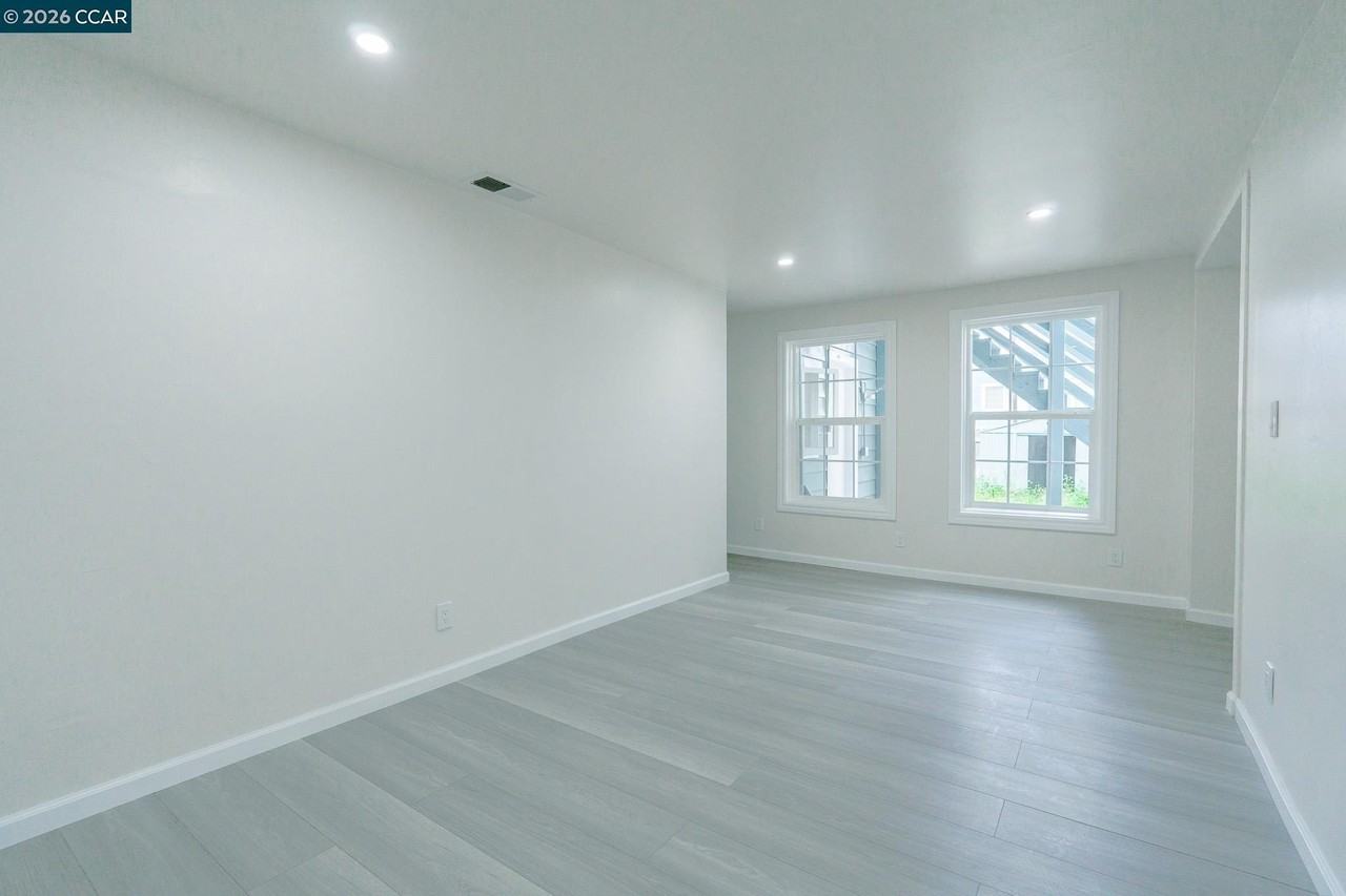 46 Laura St - Photo 7 of 33