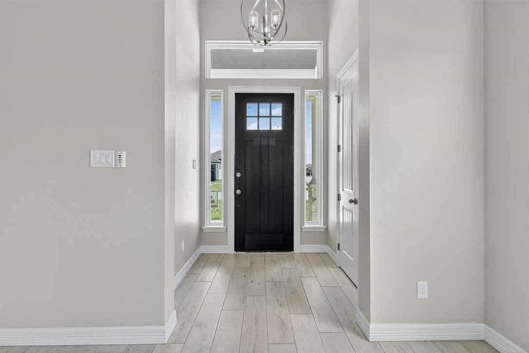 2701 Lannister Ln - Photo 3 of 40
