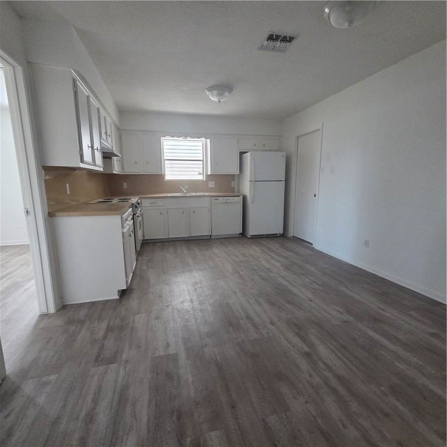 4350 Woodland Creek Dr - Photo 2 of 16