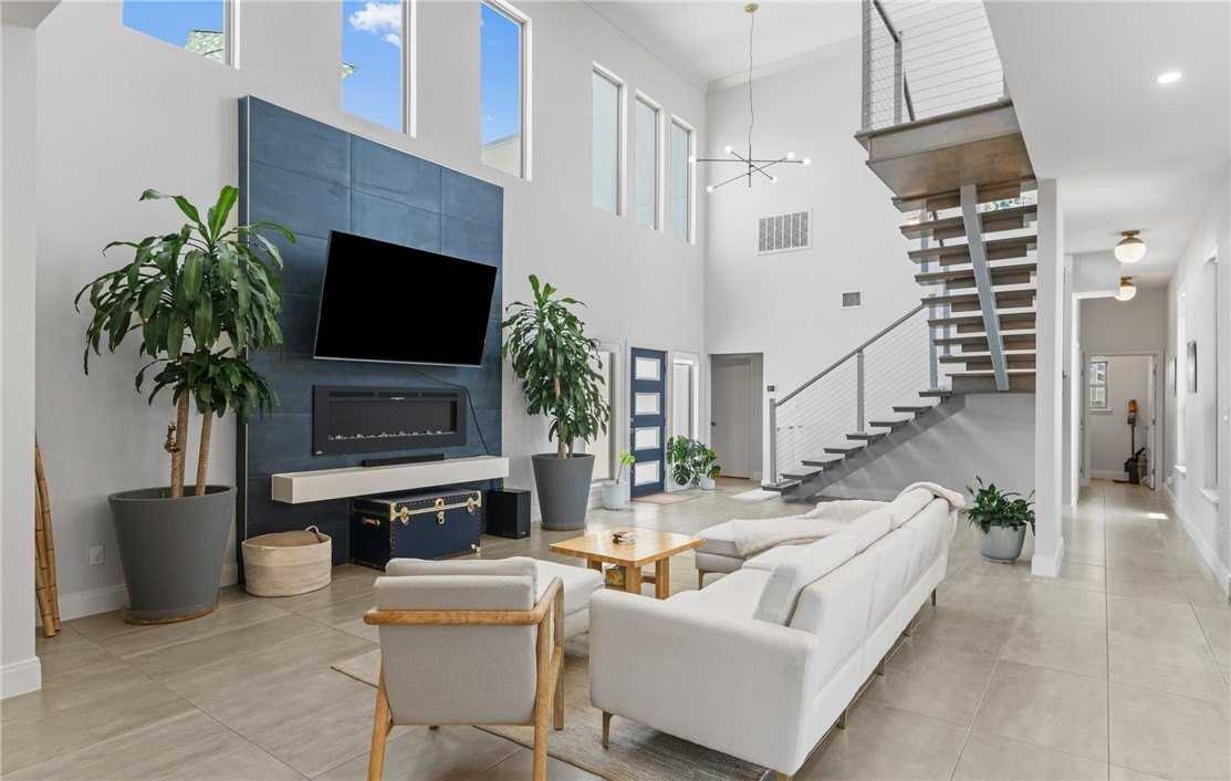 15130 Reales Dr - Photo 3 of 33