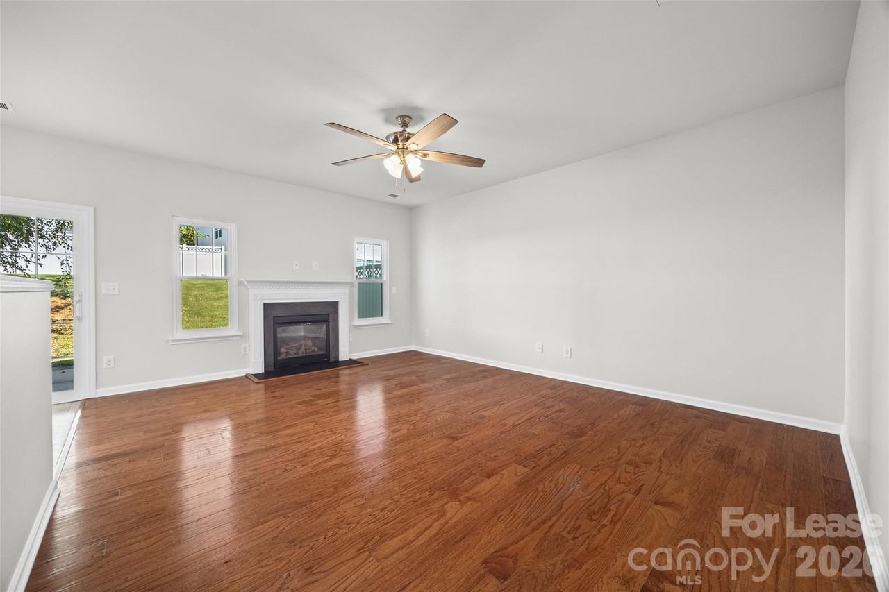 305 Sandy Spring Ln - Photo 5 of 37