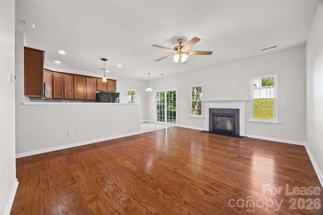 305 Sandy Spring Ln - Photo 6 of 37