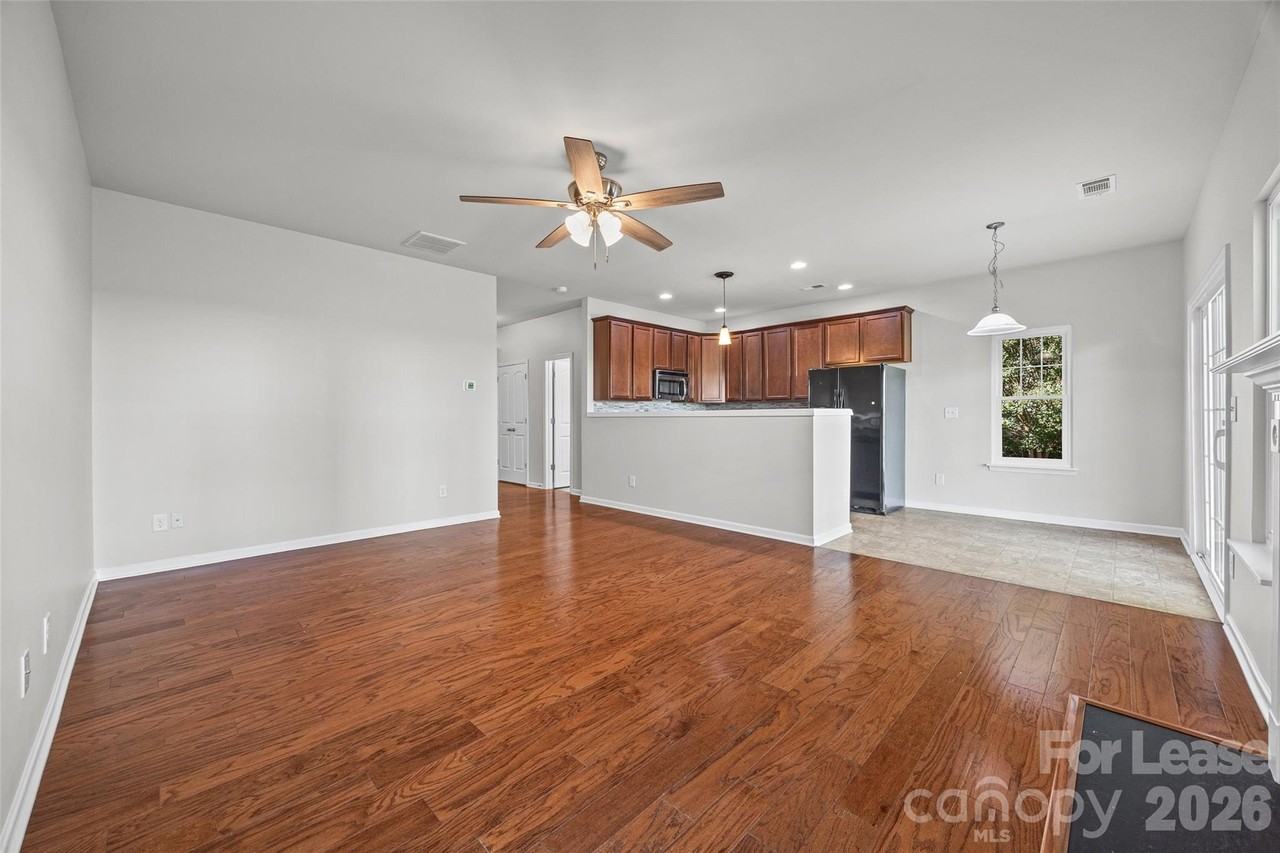 305 Sandy Spring Ln - Photo 7 of 37