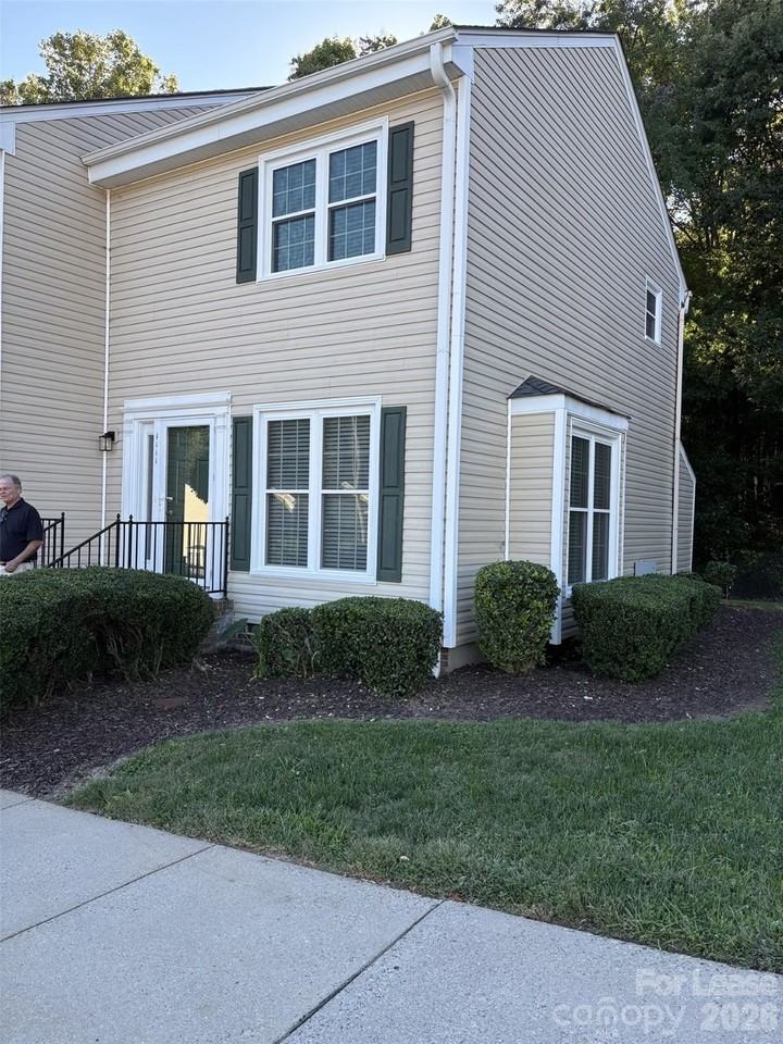 1111 Surry Ln - Photo 2 of 10