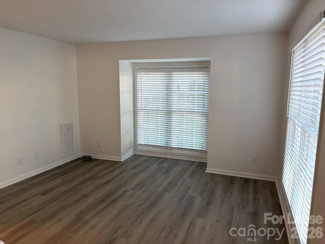 1111 Surry Ln - Photo 3 of 10