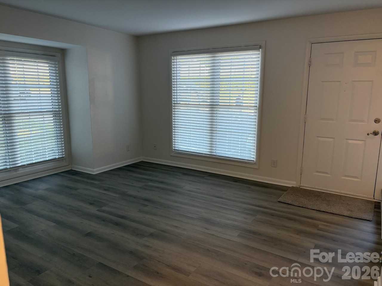 1111 Surry Ln - Photo 4 of 10