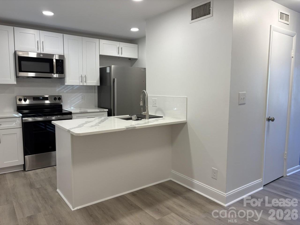 1111 Surry Ln - Photo 6 of 10