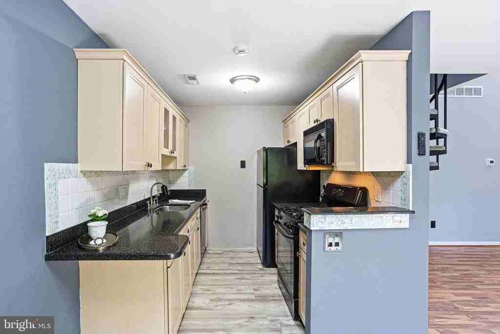 343 Tavistock - Photo 7 of 27