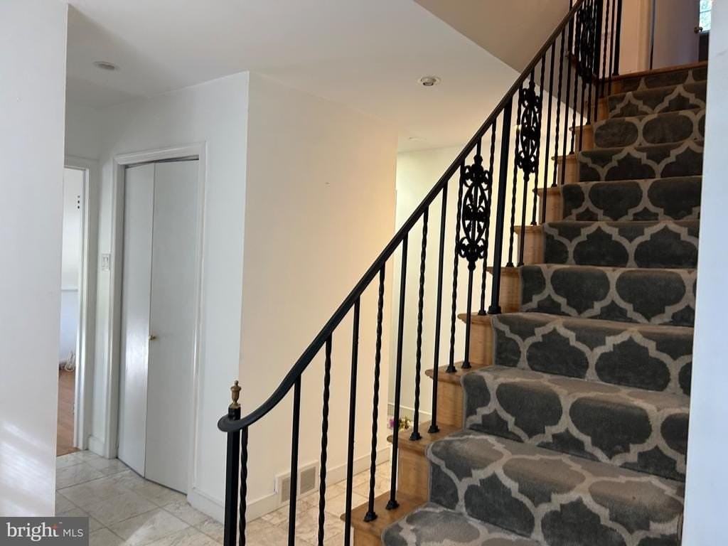 1129 W Wynnewood Rd - Photo 2 of 18