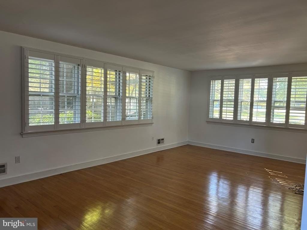 1129 W Wynnewood Rd - Photo 3 of 18