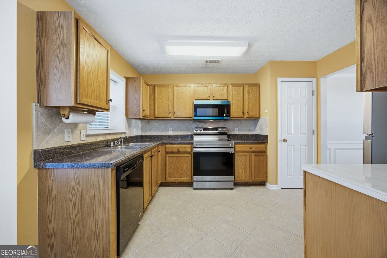 2562 Plymouth Way - Photo 3 of 25