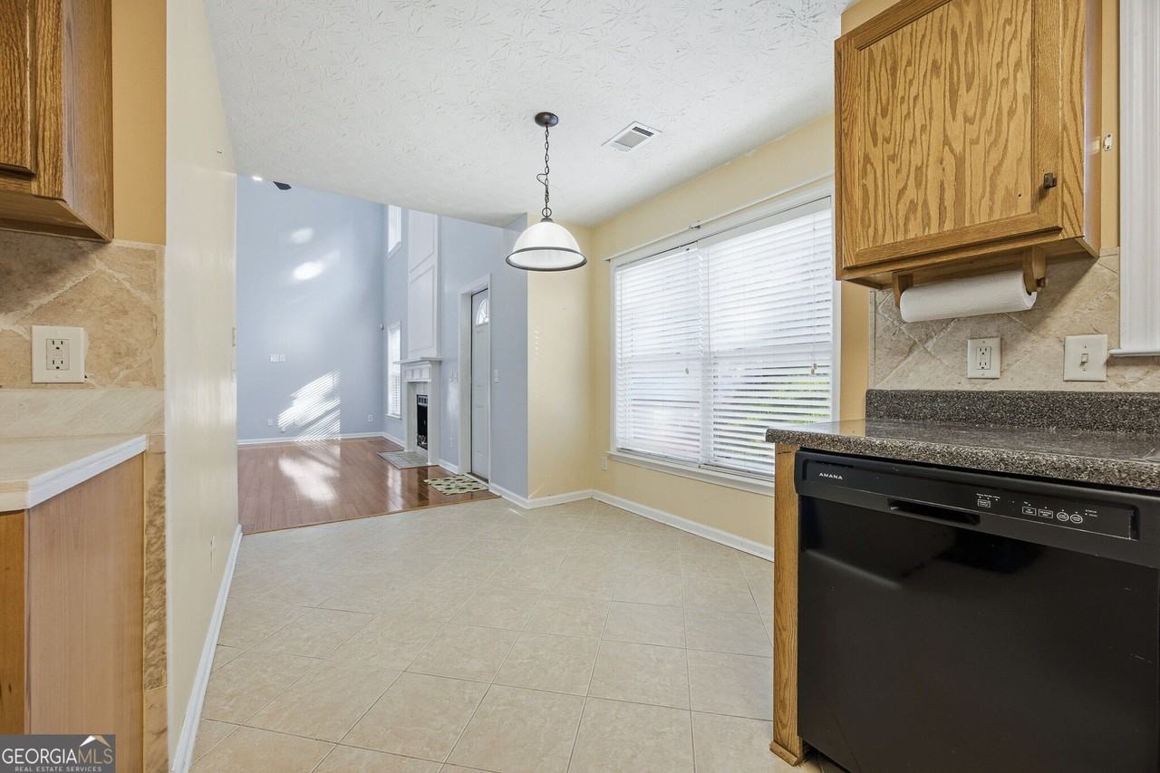 2562 Plymouth Way - Photo 4 of 25