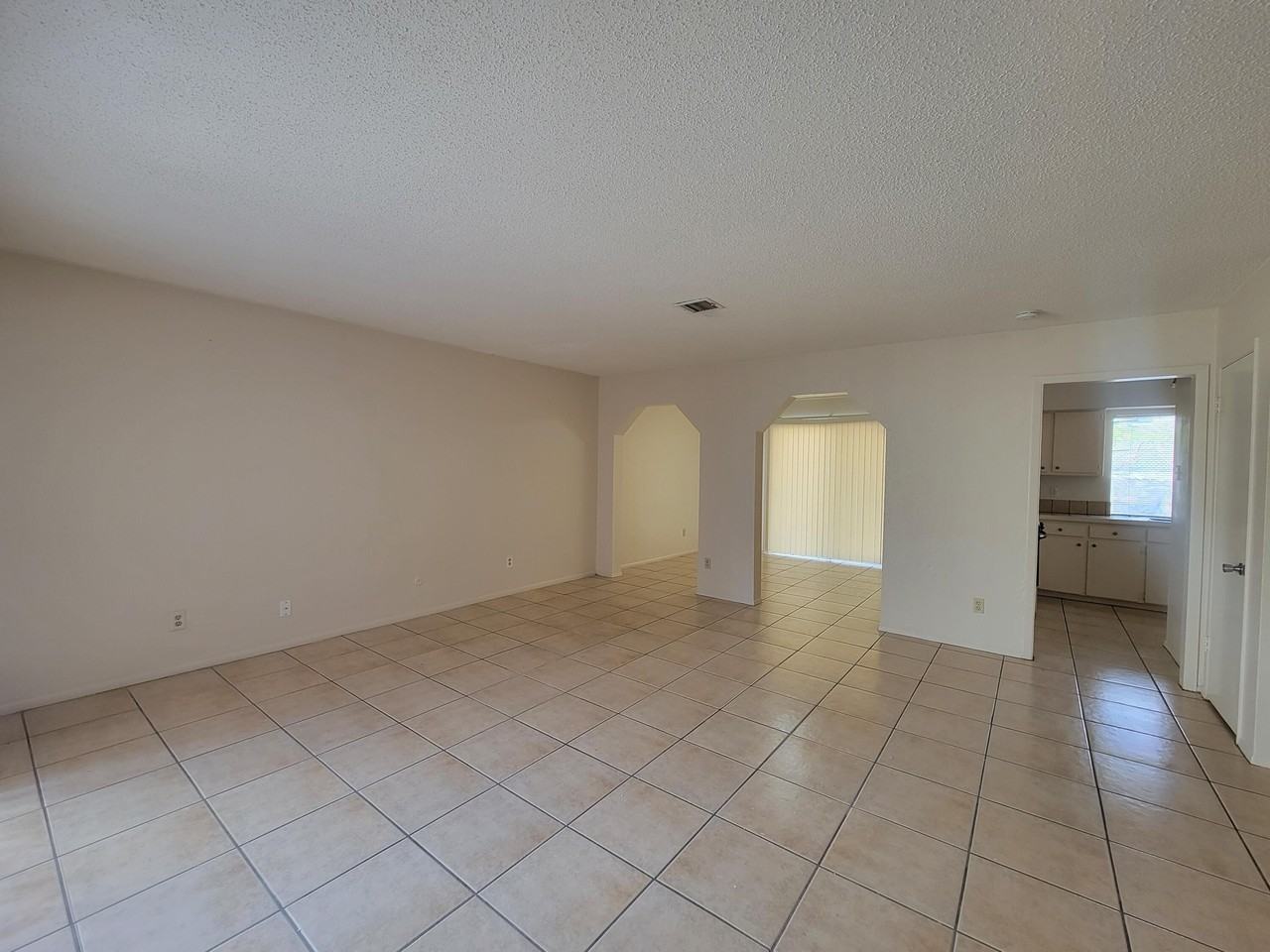 10401 Ashwood Dr - Photo 5 of 50