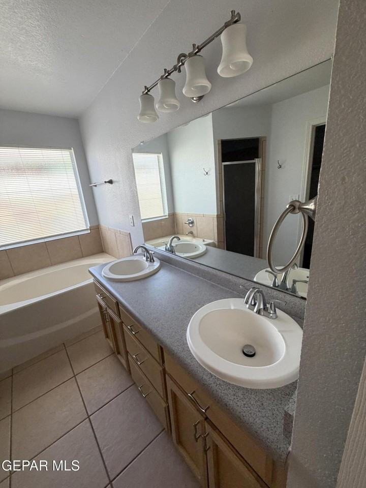 5329 Manuel Puentes Ct - Photo 7 of 40