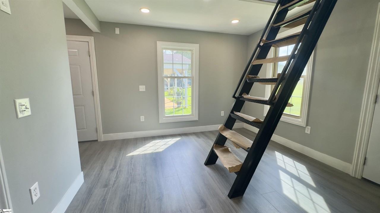 165 1/2 Moore St - Photo 7 of 23