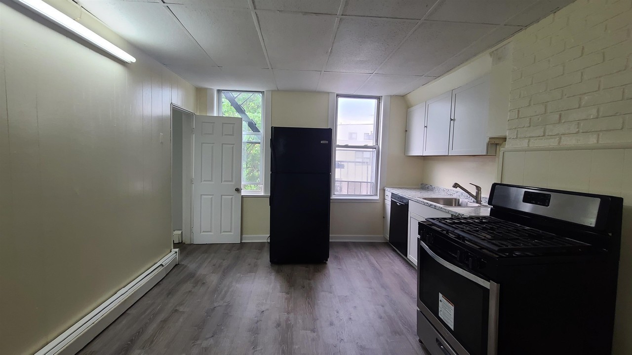 302 Summit Ave #2 - Photo 5 of 22