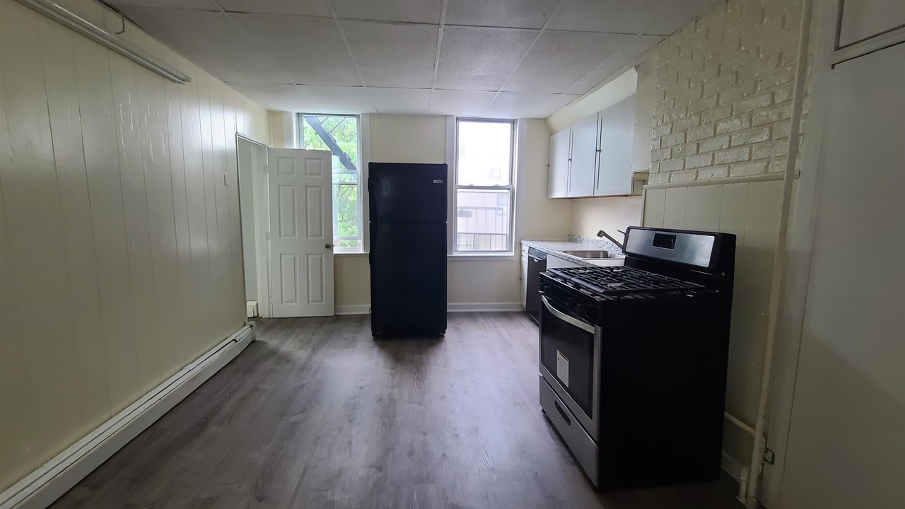 302 Summit Ave #2 - Photo 7 of 22