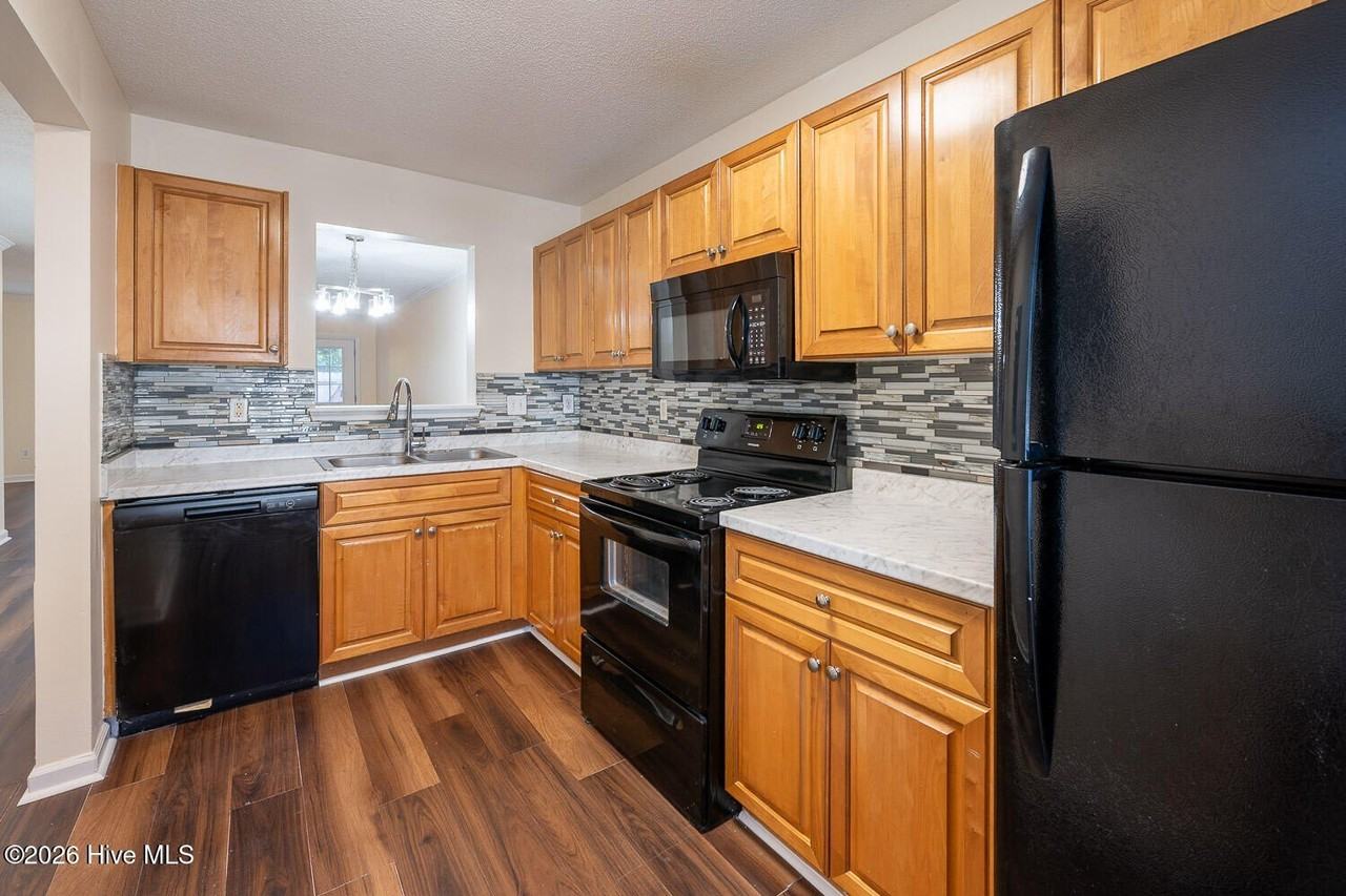 4714 Brookwood Dr - Photo 3 of 10