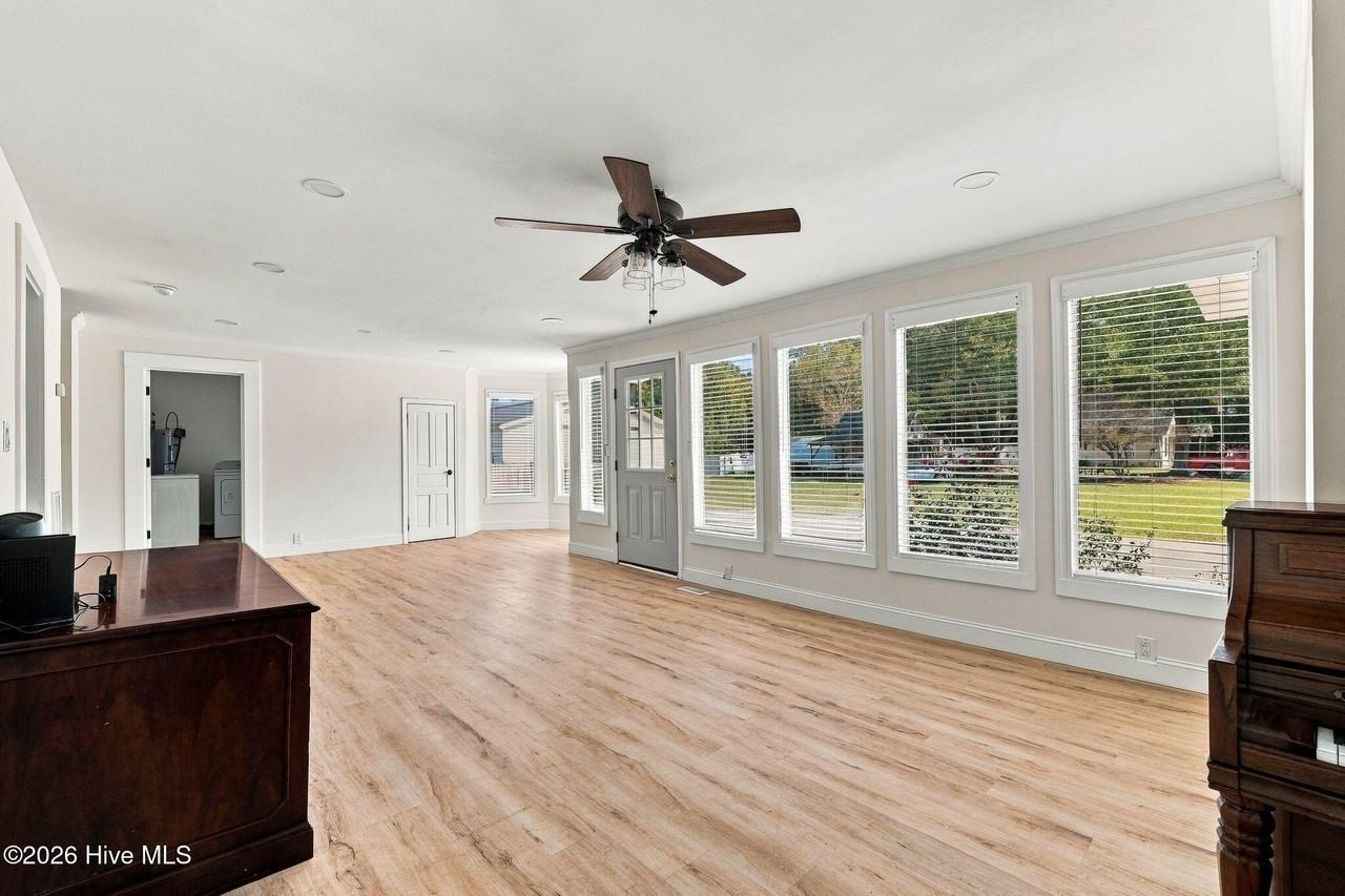 448 W Stewart St - Photo 2 of 32