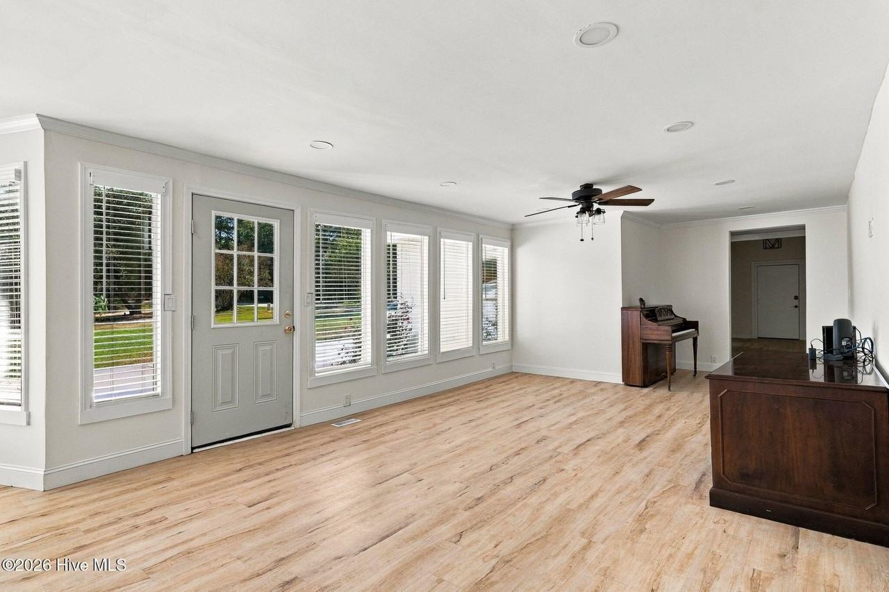 448 W Stewart St - Photo 3 of 32