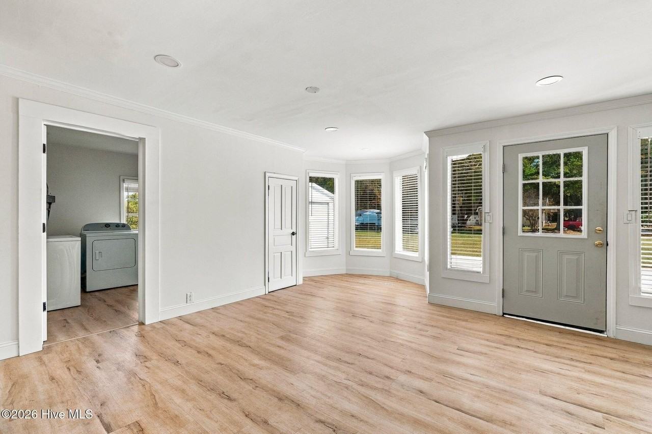 448 W Stewart St - Photo 4 of 32