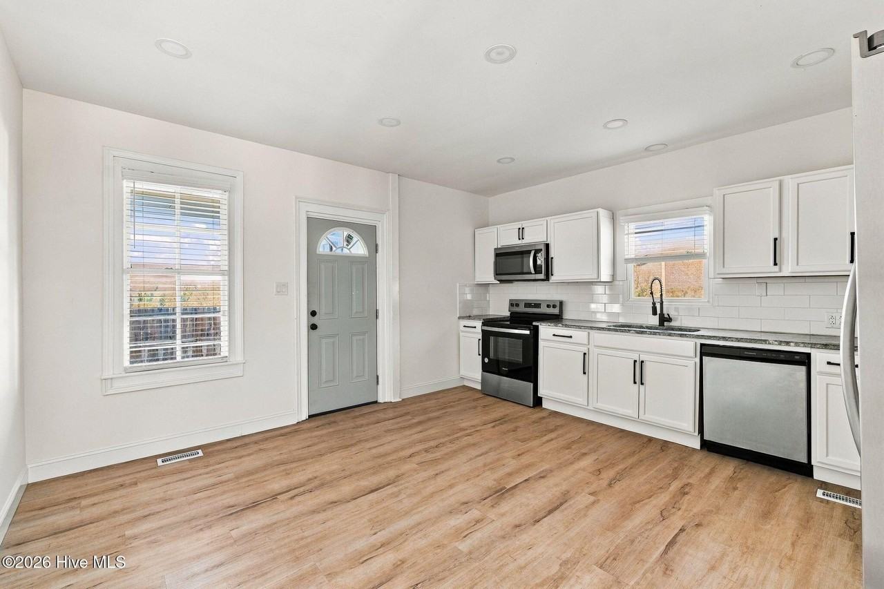 448 W Stewart St - Photo 6 of 32