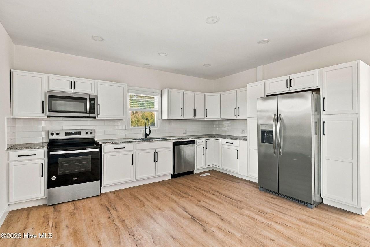 448 W Stewart St - Photo 7 of 32