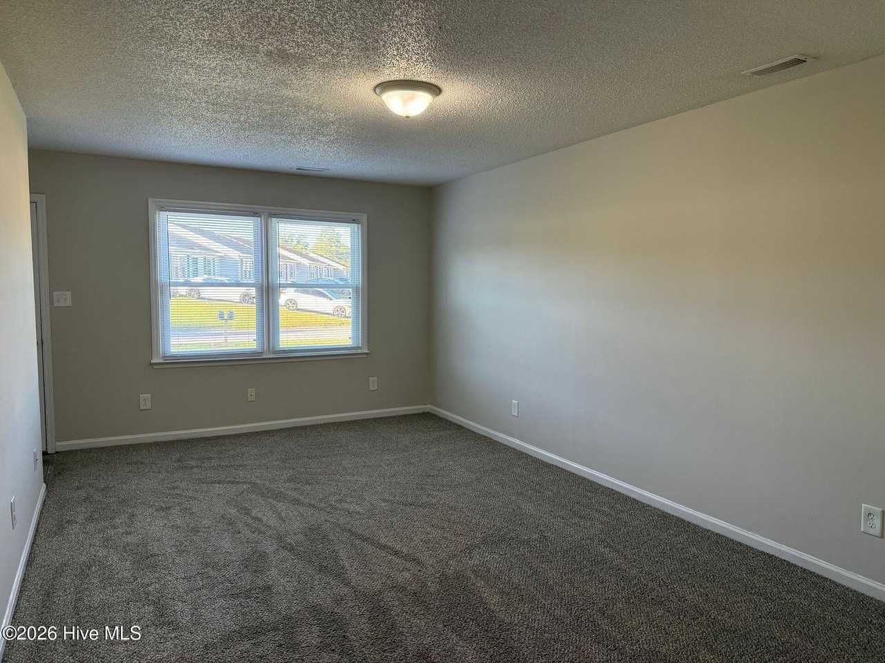 112 Stallion Dr - Photo 2 of 9