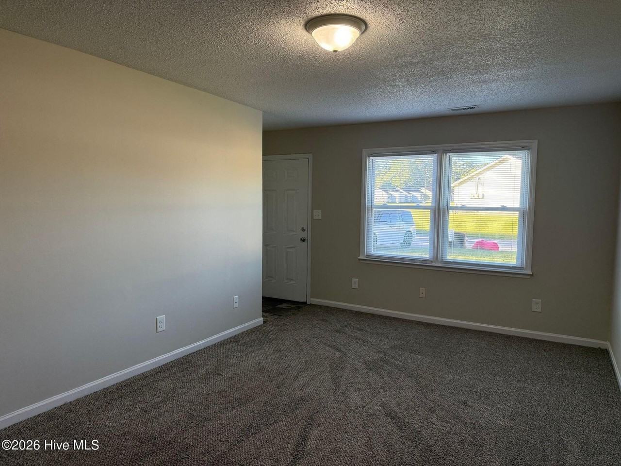 112 Stallion Dr - Photo 3 of 9
