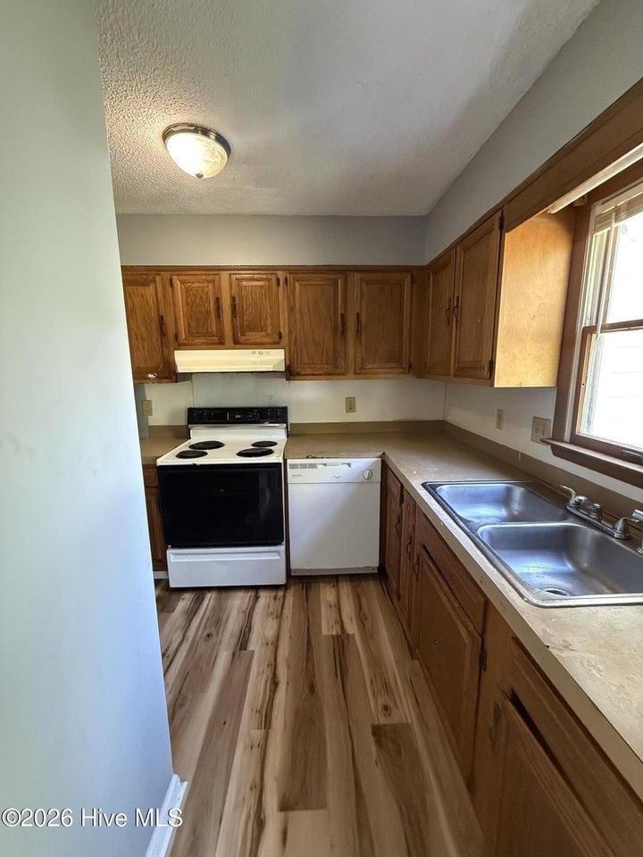 906 Verdant Dr #B - Photo 5 of 13