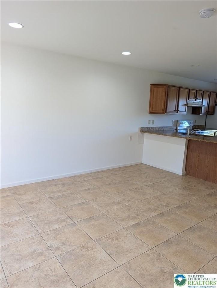 1017 Devonshire Rd - Photo 3 of 15