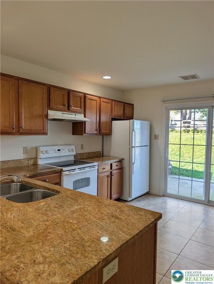 1017 Devonshire Rd - Photo 5 of 15