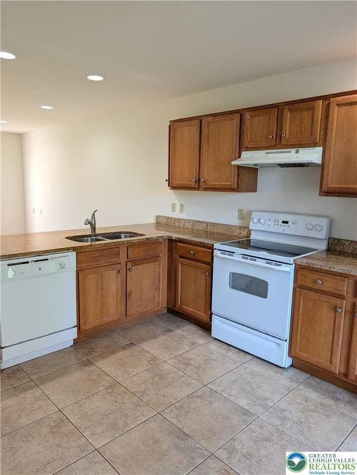 1017 Devonshire Rd - Photo 6 of 15