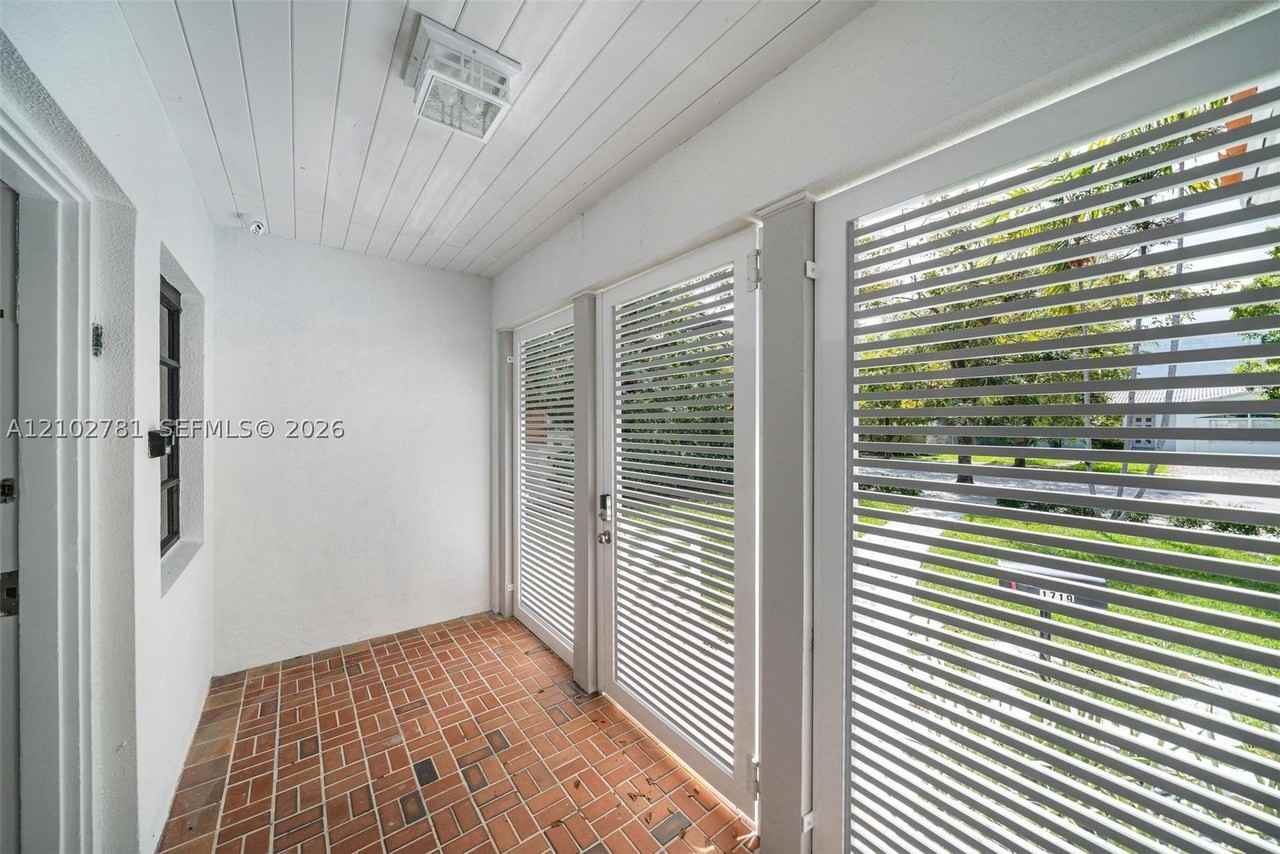 1719 Lenox Ave - Photo 4 of 44