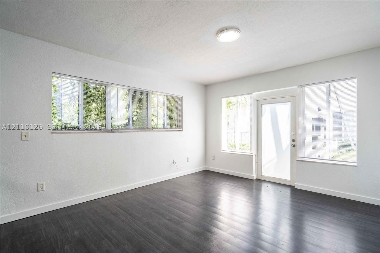 2180 Bay Dr #1B - Photo 3 of 17