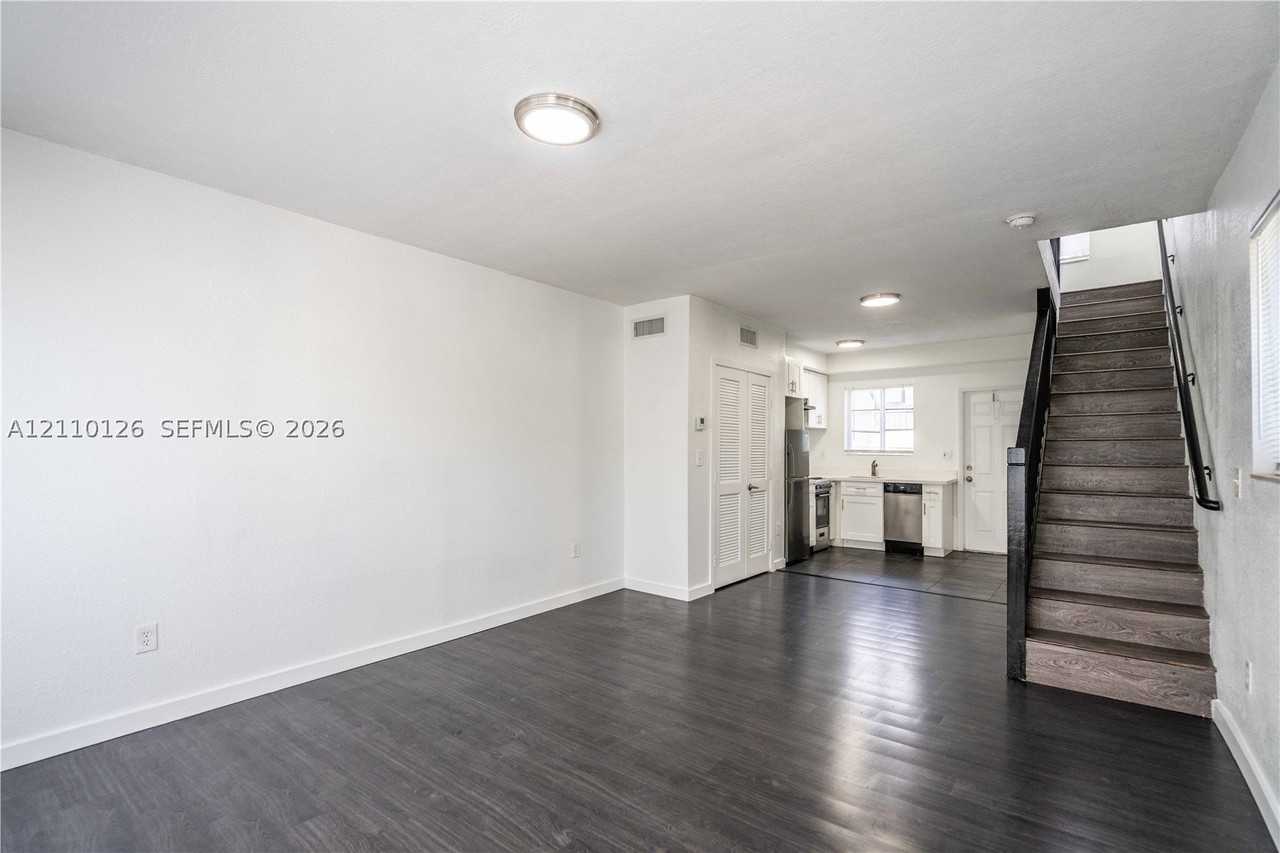 2180 Bay Dr #1B - Photo 4 of 17