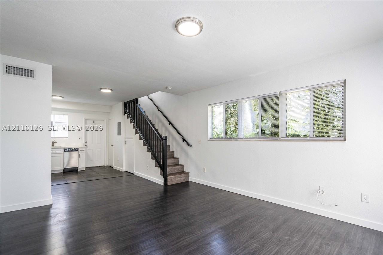 2180 Bay Dr #1B - Photo 5 of 17