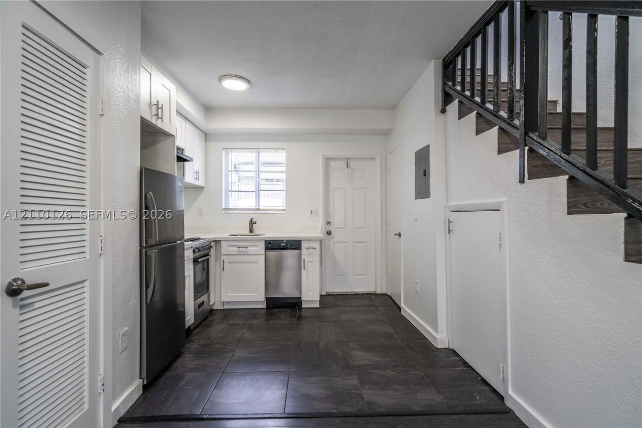 2180 Bay Dr #1B - Photo 7 of 17