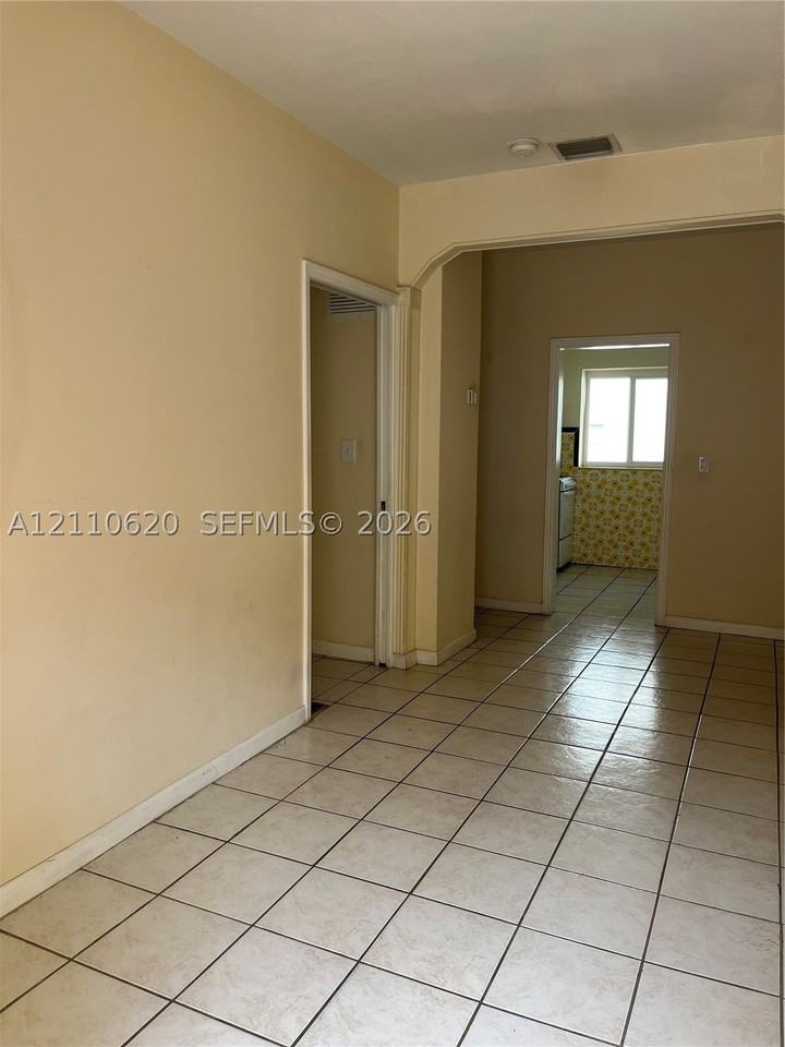 1035 Sw 3rd St #3 - Photo 3 of 12