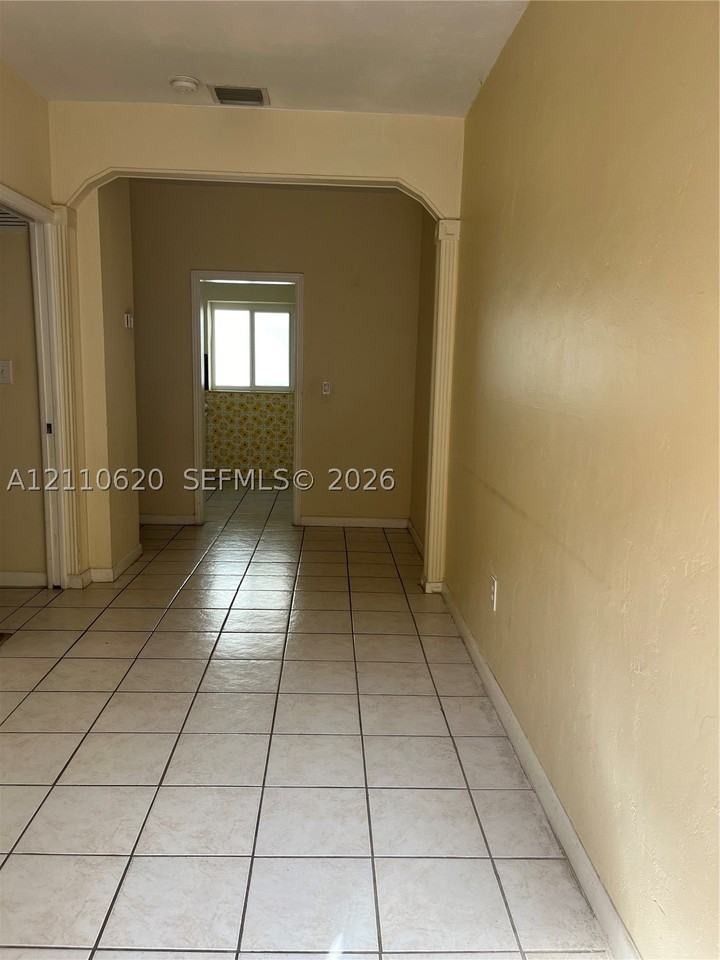 1035 Sw 3rd St #3 - Photo 4 of 12